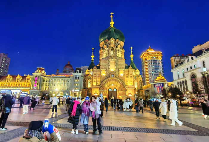 游客在索菲亚教堂前合影留念