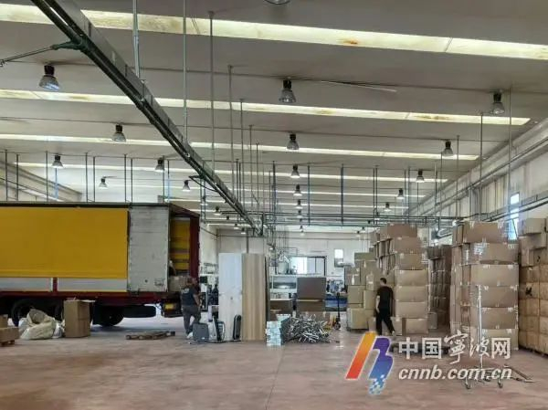 工作人员正在发货。纽泰服装供图