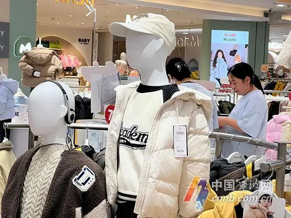 商场内的羽绒服。孙佳丽 摄