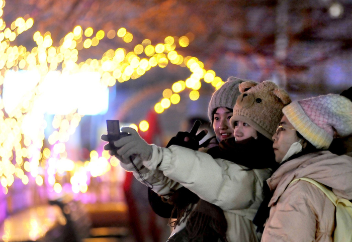 游客打卡尔滨夜景