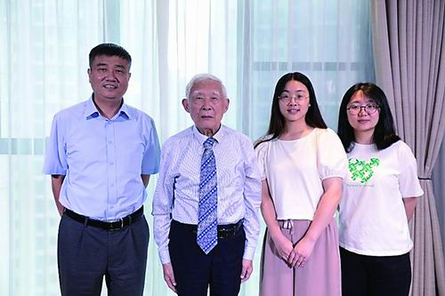 陈国良（左二）与采集小组部分成员合影。