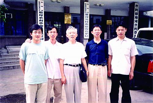 陈国良（左三）与团队在淮河水利委员会大院合影。