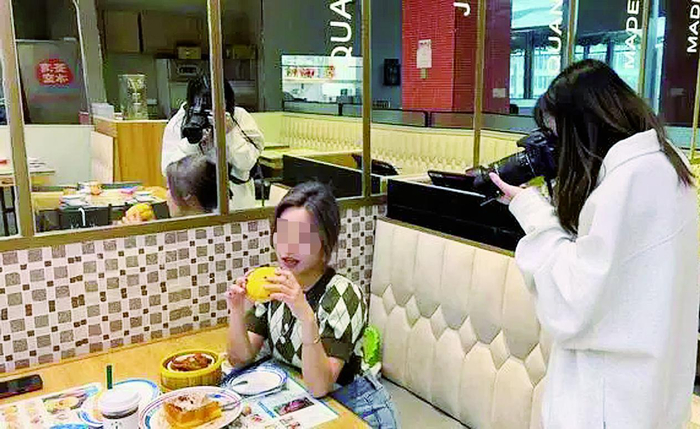     探店博主在工作