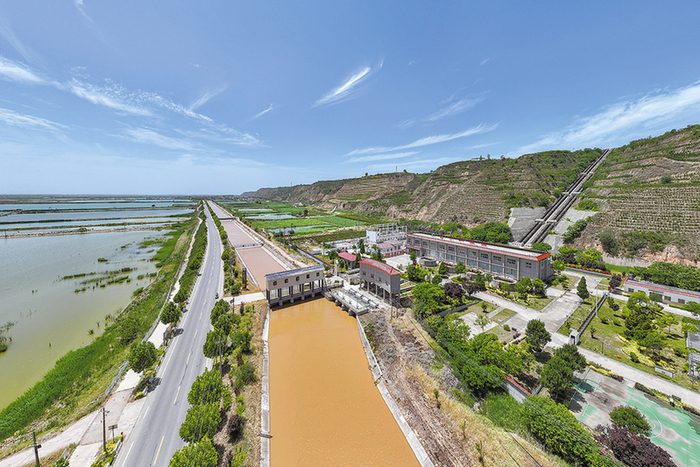 东雷抽黄灌区总干渠和新民二级站 图片由渭南市东雷抽黄工程管理中心提供
