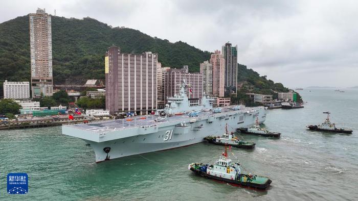   11月21日，海军海南舰在香港招商局码头顺利靠泊。新华社发（刘基 摄）