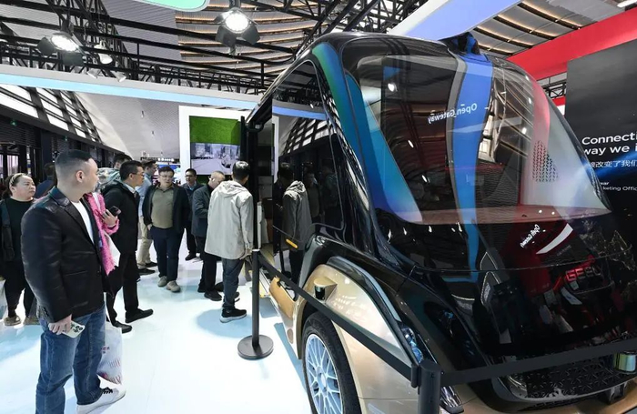 11月19日，在2024年世界互联网大会“互联网之光”博览会上，人们参观智能网联无人驾驶汽车。新华社记者 李贺 摄