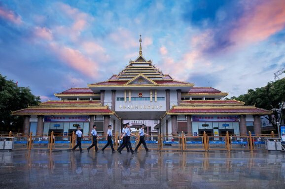 瑞丽姐告国门。中共瑞丽市委宣传部 供图