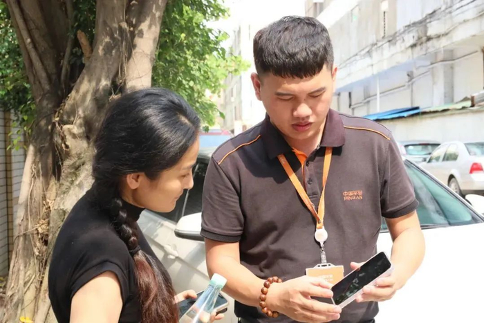 　　值得一提的是，李先生还可以通过平安好车主App便捷地全程跟踪维修进度，对服务的透明度和高效性赞不绝口：