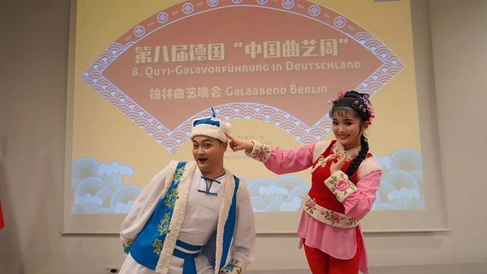 2024年，梨树二人转走进德国。本组图片均由新华社记者 张楠 摄