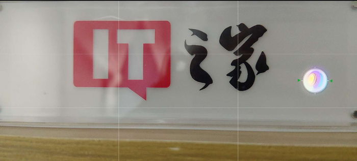 未来模式下的相机拍摄界面，双击可切换