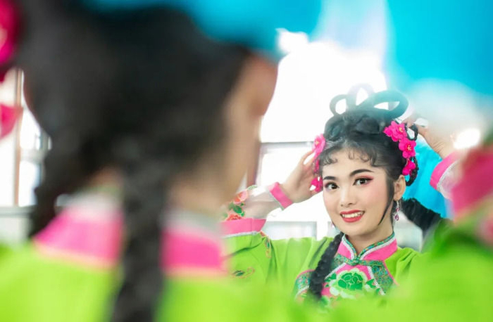 梨树剧团演员彭丽在化妆间造型。