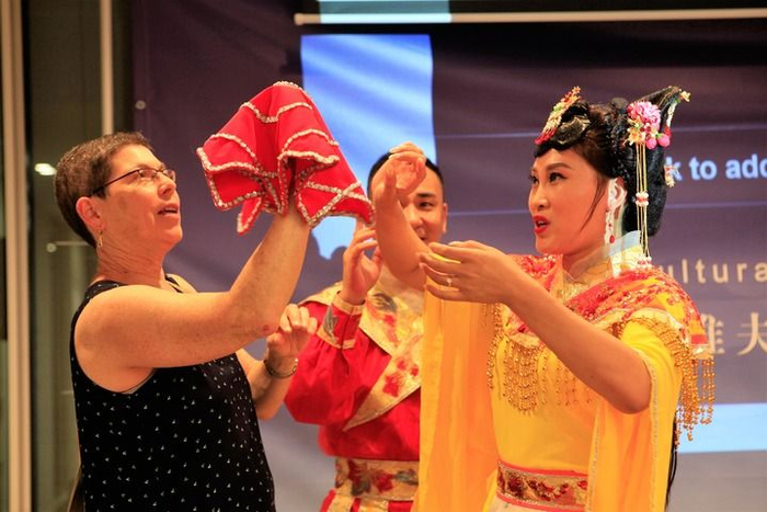 2018年，梨树二人转走近以色列，演员王丽丽与国际友人互动。