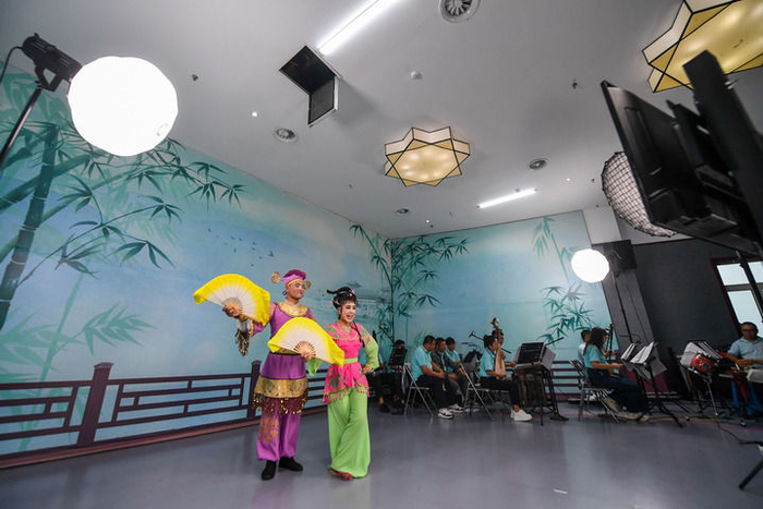 2024年9月，在位于吉林省梨树县的吉林省二人转艺术剧院有限责任公司，演员通过网络直播表演二人转。