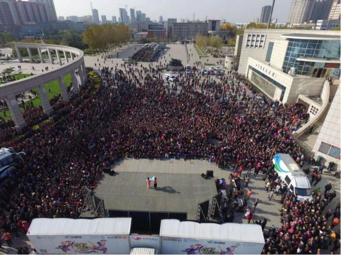 2016年，梨树剧团在吉林省四平市英雄广场进行文化惠民演出，吸引观众如潮。