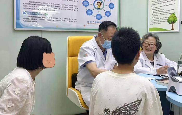 图：孩子初次来童医儿科找沃教授看诊