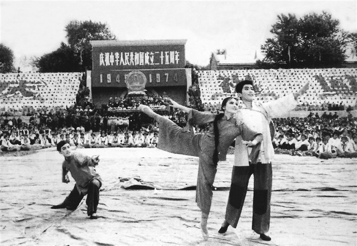     1974年，黑龙江省歌舞团演出舞剧《红色娘子军》。图片由黑龙江省歌舞剧院有限公司提供