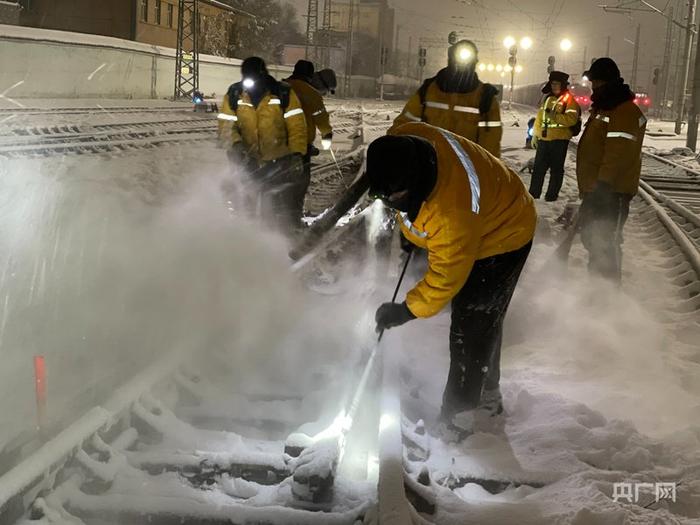 11月22日晚，铁路工作人员加紧清雪 （央广网发 白阳 摄）