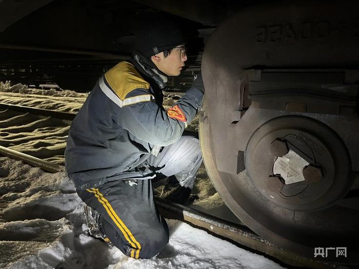 针对降雪恶劣天气，铁路部门加强车辆走行部位检修，确保列车安全运行 （央广网发 高有鹏 摄）