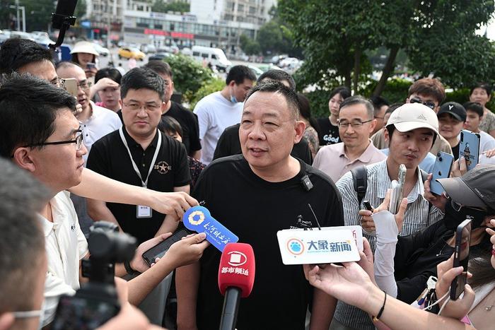 6月19日,郑州,胖东来创始人于东来接受记者采访。(图片来源:视觉中国)