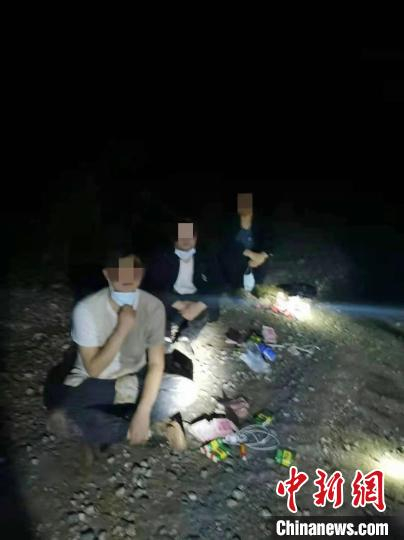  图为深夜联防队员在边境线附近抓获的偷渡者。张忠书 供图
