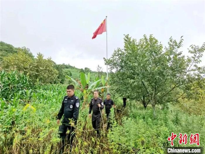  图为耿马县孟定镇民警带着联防队员在边境线上巡逻。张忠书 供图