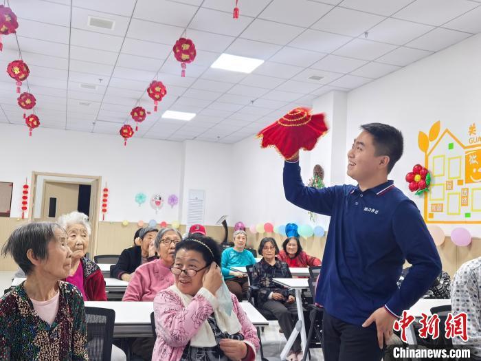 杜思华龙正在教老年人做游戏。　苍雁 摄