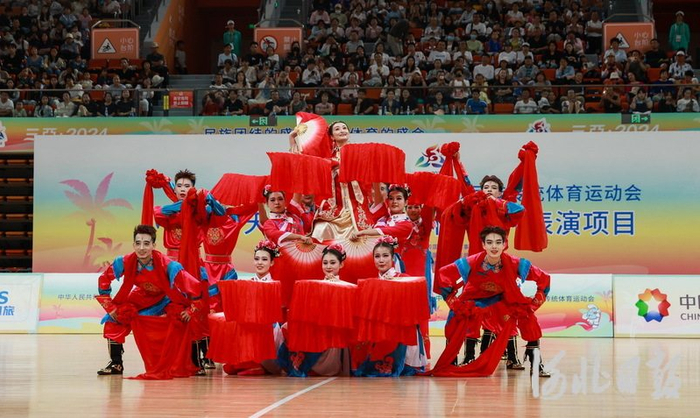11月23日，河北队选手表演冀东大花轿。
