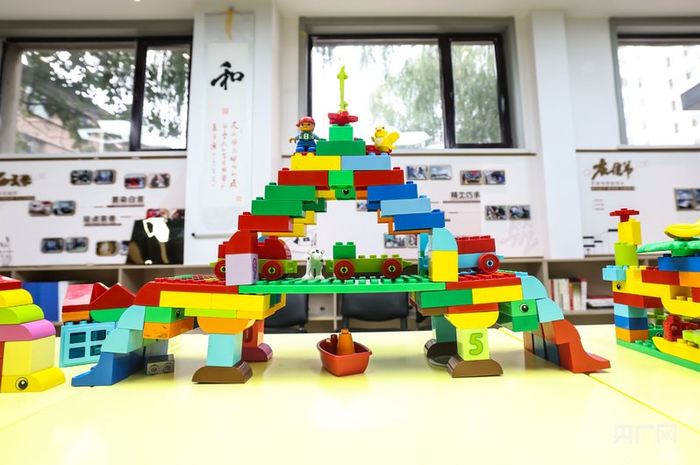 志愿者们创新宣传形式，将环保内容融入游戏中（央广网发  叶娴豆  摄）