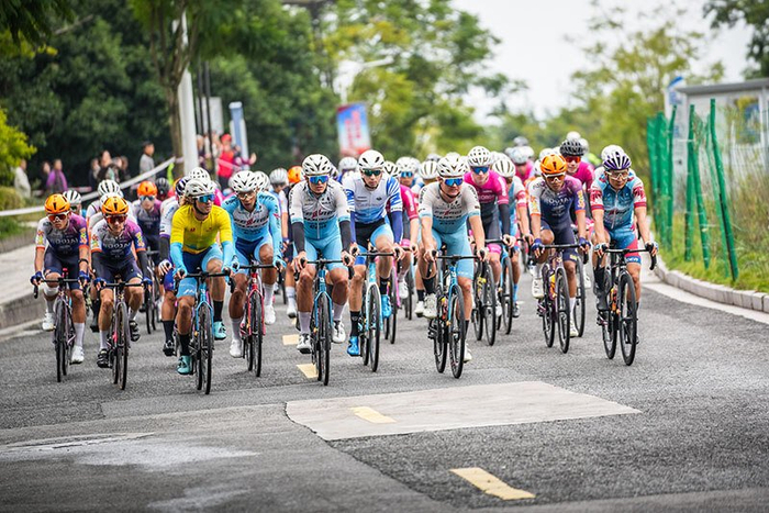 （“2024环昭通国际公路自行车赛”绥江—水富赛段比赛现场）