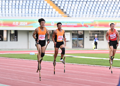 图为河北队选手丹增意念（左）在高脚竞速男子200米预赛中。