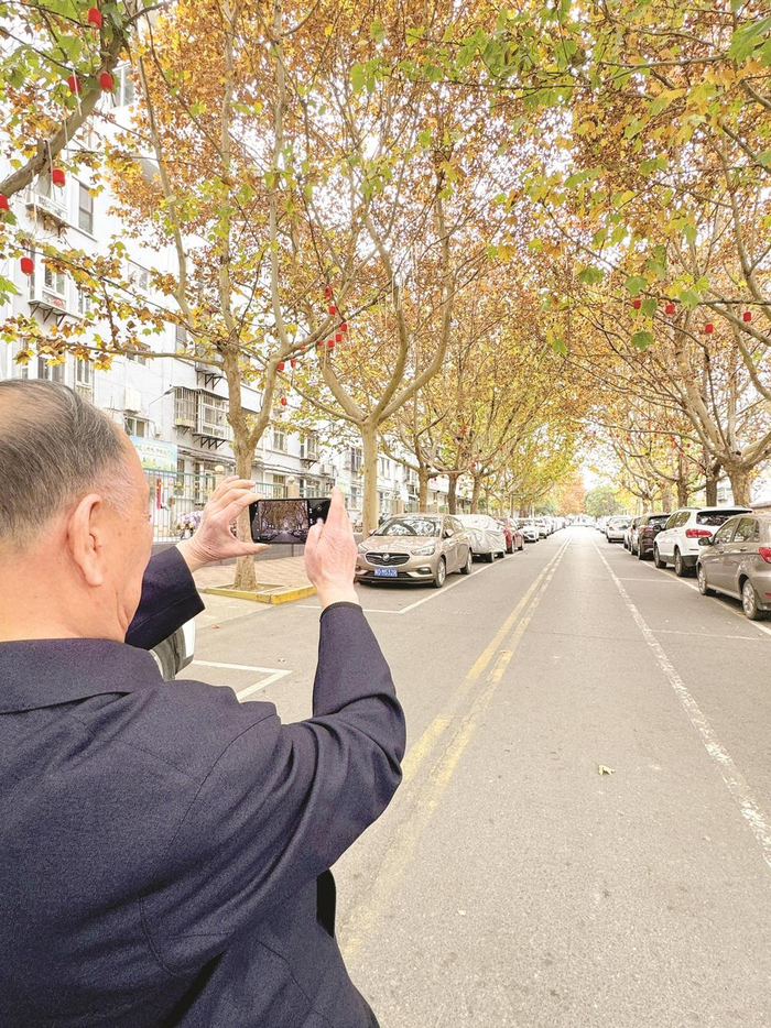         赵鸿皎正在“扫街”。         王丹丹 摄    