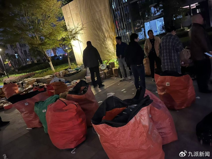 快递小哥打包剩余包裹。图/九派新闻记者　欧俏妤