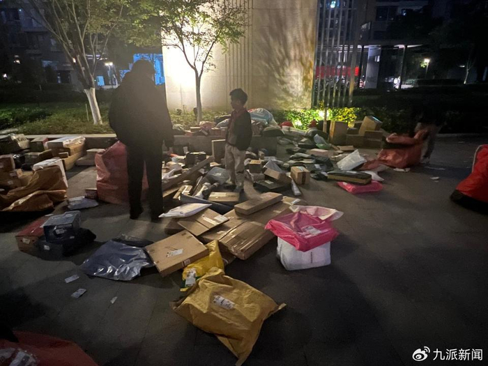 快递包裹散落一地。图/受访者提供