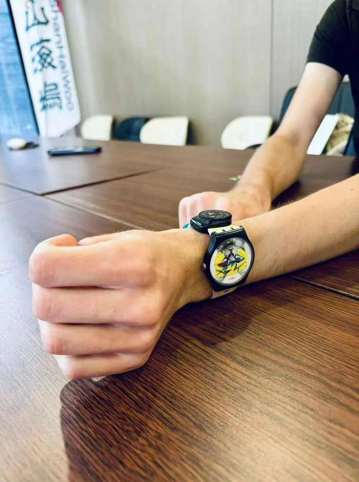 作者摄于现场，布特林展示他的手表