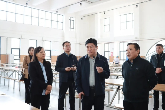 实地参观结束，调研团队在同源餐厅品尝学生营养餐，零距离感受食堂膳食的口味、种类和搭配情况，共品复新味道。图片