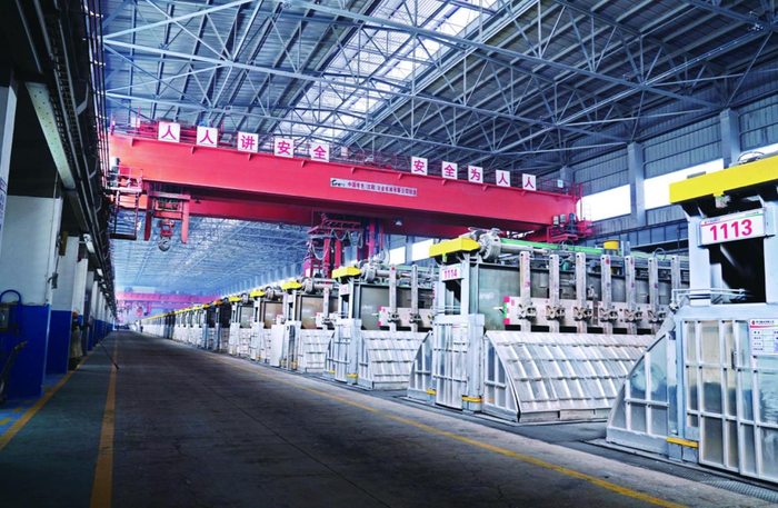 黄河鑫业电解车间内，电解槽整齐排列。企业供图