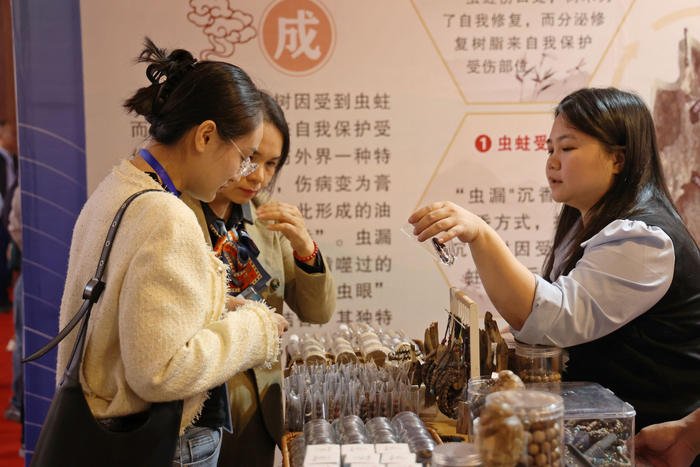 嘉宾在选购沉香产品。李洪健／摄