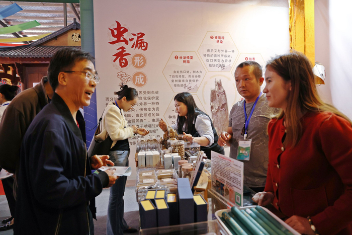 参展商向顾客介绍产品。李洪健／摄