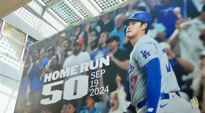 大谷翔平达成50-50记录时的户外巨幅宣传海报