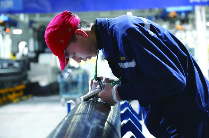 高景太阳能工作人员严把产品质量。南川工业园区供图