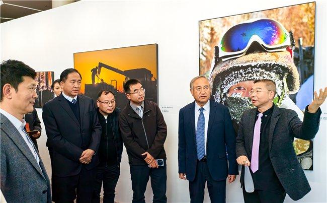 参加战略合作签约仪式的嘉宾在vivo展区观展