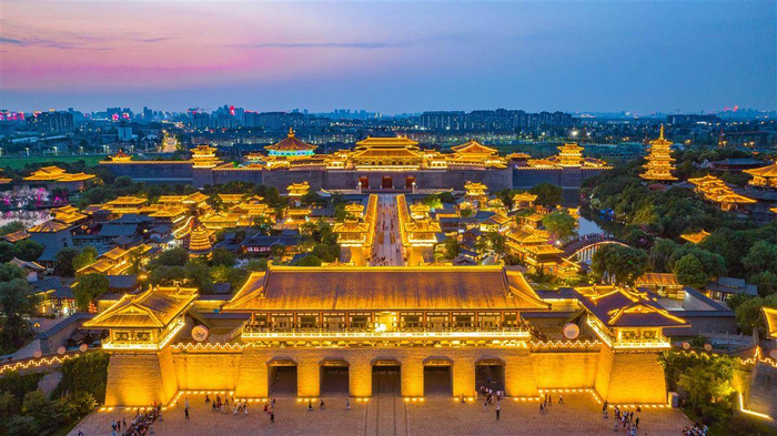 襄阳唐城景区夜景如画。