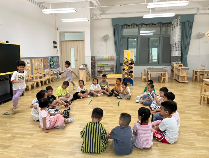 ▲晚托时间，孩子们在玩丢手绢游戏。香洲教育/图
