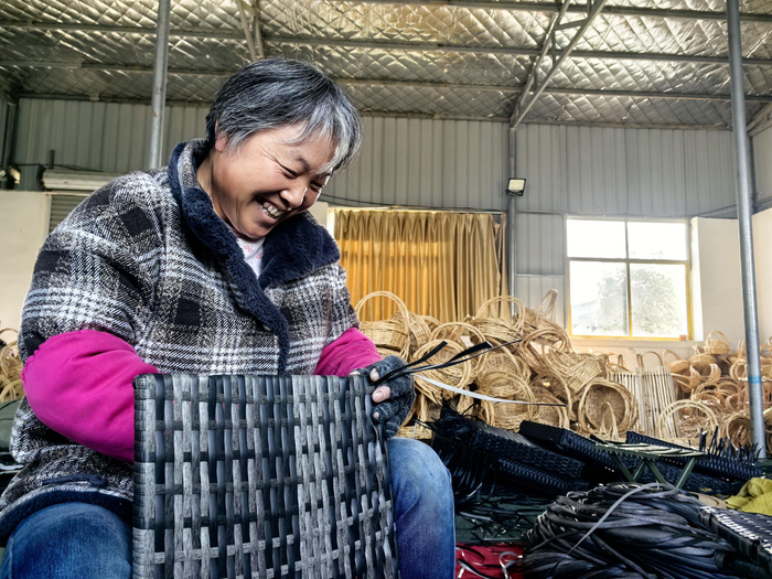 刘国荣在家门口的柳编厂里工作