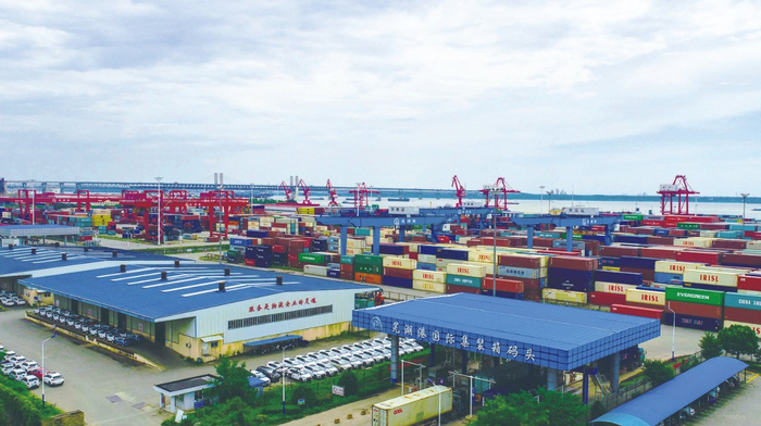 芜湖港国际集装箱码头。 安徽省港航集团供图