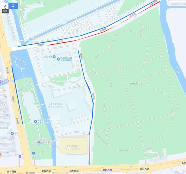 △图上红色区域，为划设路面停车场的区域，蓝色区域则是溢出车辆的停放主要区域。