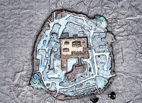 游客在参观良渚古城城址沙盘。