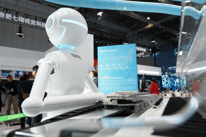 　　钢琴机器人“小石”现场演绎歌曲《我爱你中国》