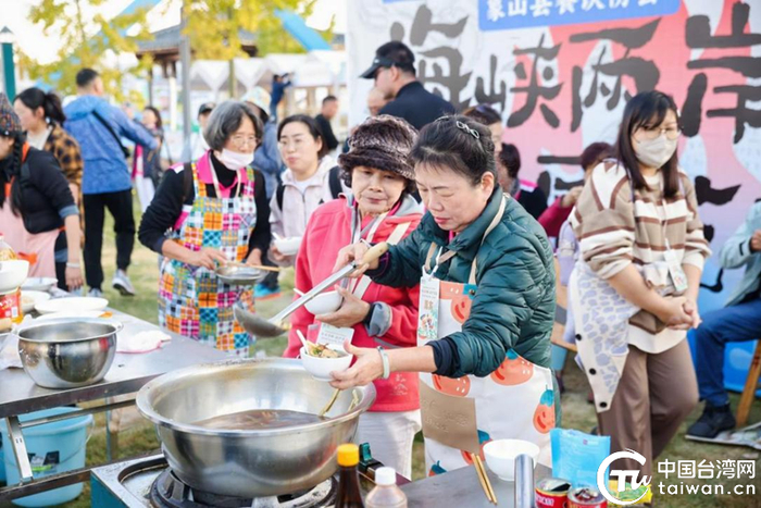台胞进行厨艺展示。（中国台湾网发）