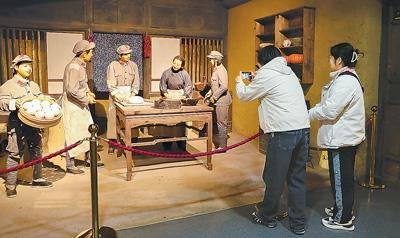 游客在甘肃省陇南市哈达铺红军长征纪念馆参观。新华社记者 郎兵兵摄